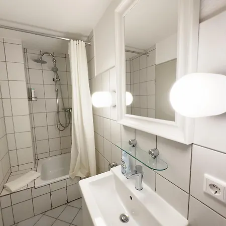 Schoene Fuer 4 Gaeste An Der Eilenriede Mit Kostenlosen Parkplaetzen הנובר