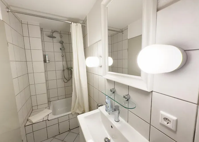 Schoene Fuer 4 Gaeste An Der Eilenriede Mit Kostenlosen Parkplaetzen Hannover